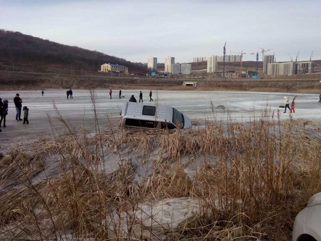 Очередной автомобиль провалился под лед