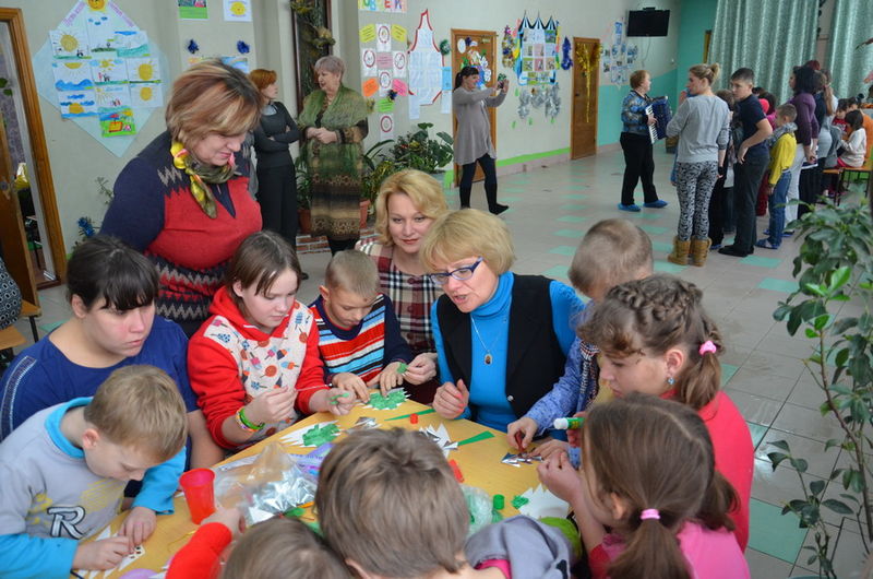 Председатель Думы города Владивостока Елена Новицкая с детьми