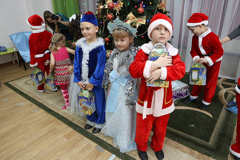 Малышам Владивостока вручают сладкие новогодние подарки от мэра Игоря Пушкарёва