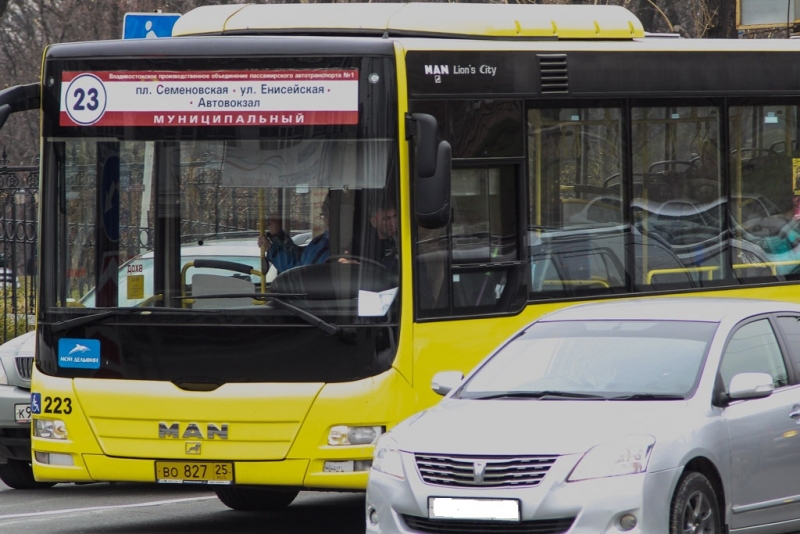 У междугородного автобуса в Хабаровске на полном ходу оторвалось колесо Балашов Антон, PrimaMedia