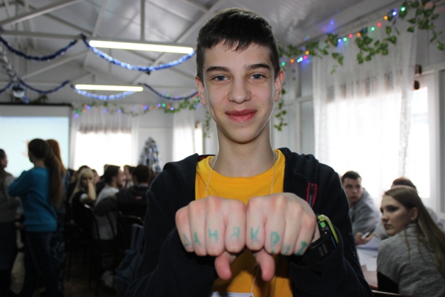 Актерская игра с элементами реквизита и грима