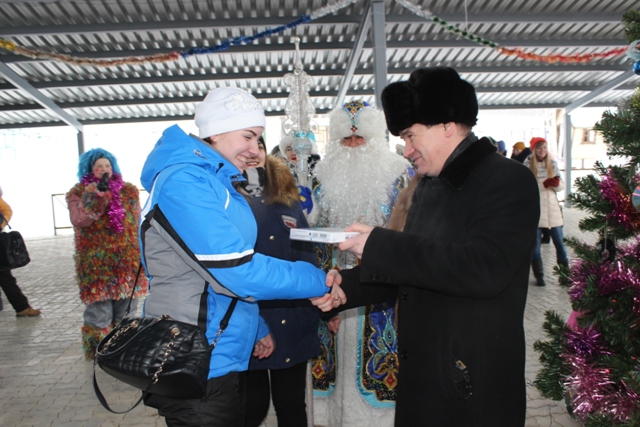 Мэр города вручает подарки 