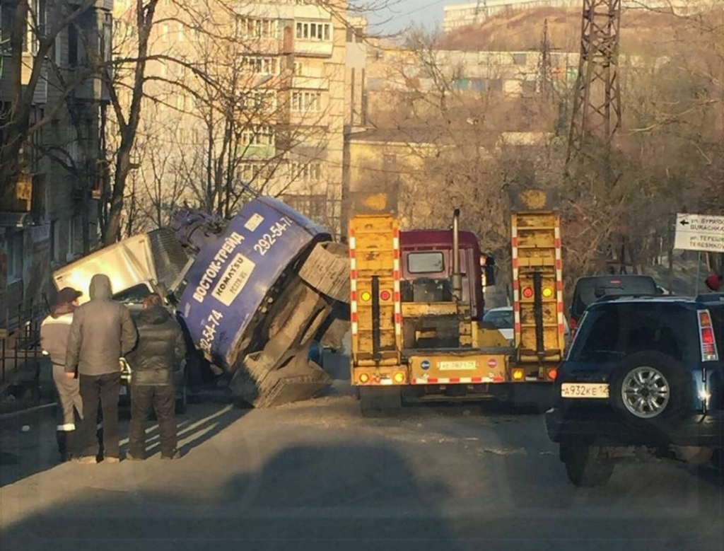 Экскаватор упал на микрогрузовик