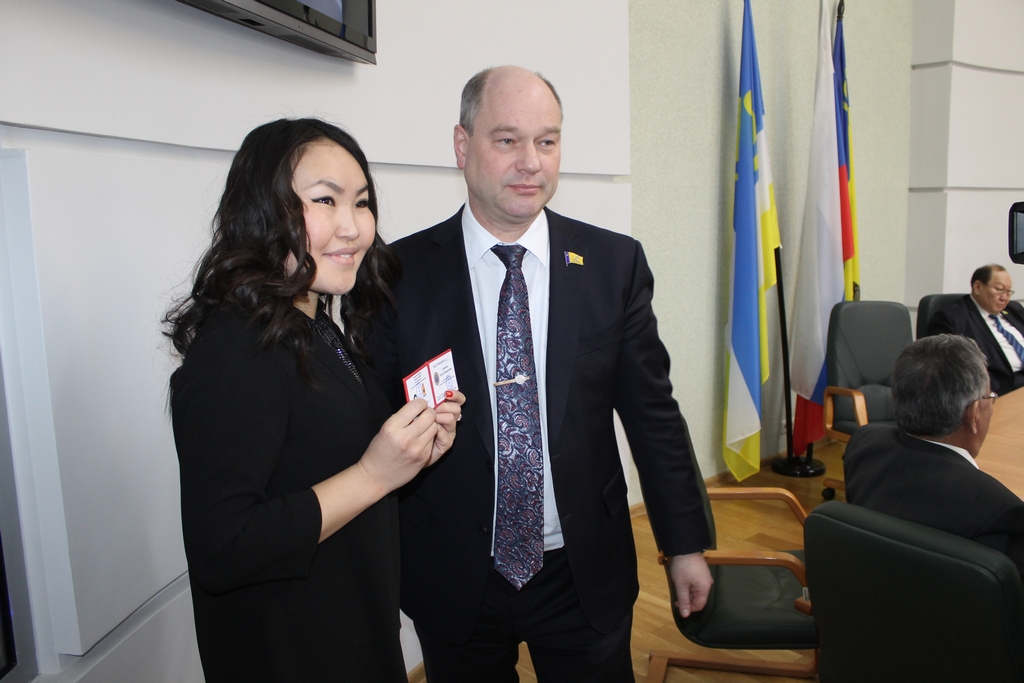 Александр Голков вручает удостоверения членам Молодежной палаты