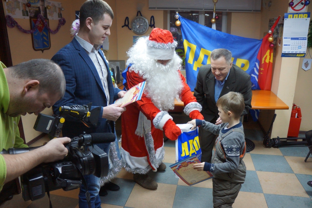 В магаданском отделении ЛДПР подвели итоги конкурса детских рисунков "Русский Новый год"