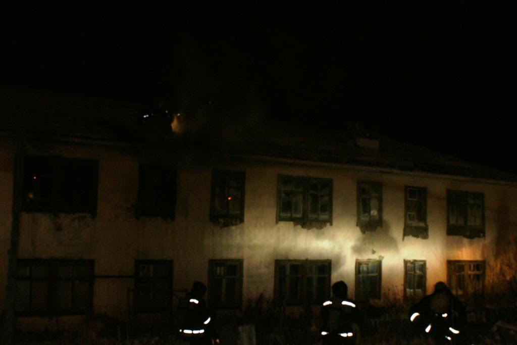 Колымские пожарные потушили возгорание в квартире дома на улице Комсомольская в Магадане