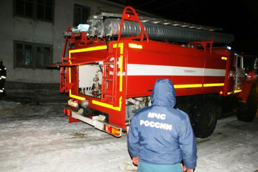 Колымские пожарные потушили возгорание в квартире дома на улице Комсомольская в Магадане