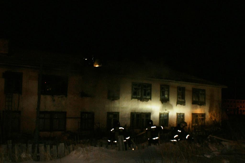 Колымские пожарные потушили возгорание в квартире дома на улице Комсомольская в Магадане