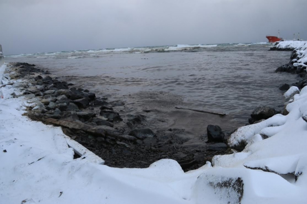 Новый выброс мазута с танкера ""Надежда" произошел в Невельске