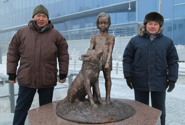 Памятник 4-летней Карине Чикитовой, выжившей в тайге, установили в Якутске Аэропорт "Якутск"