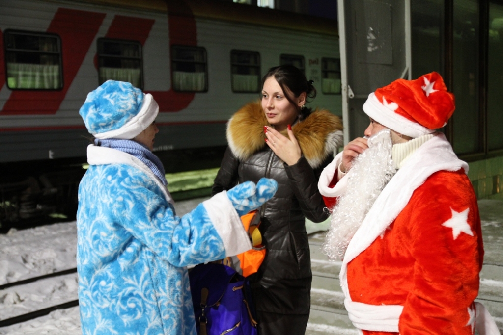 Дед Мороз и Снегурочка вышли на перрон в Южно-Сахалинске
