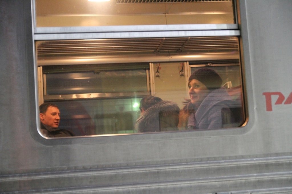 Дед Мороз и Снегурочка вышли на перрон в Южно-Сахалинске