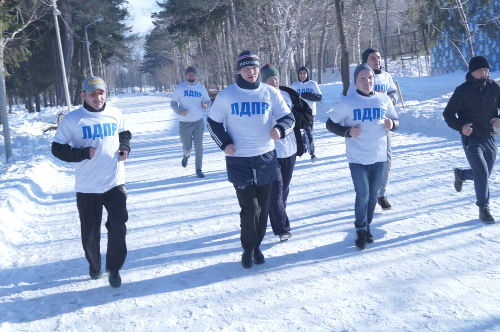 Активисты ЛДПР в Южно-Сахалинске начали новый год с пробежки в городском парке