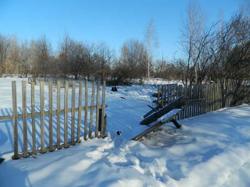 Почти везде зверски выломаны калитки