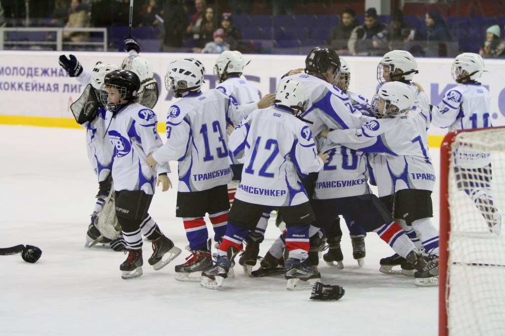 Главный приз сахалинского турнира по хоккею среди детских команд уехал в Хабаровский край