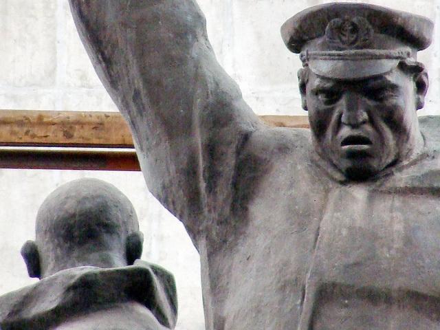 Памятник погибшим морякам во Владивостоке Юрий Евдан