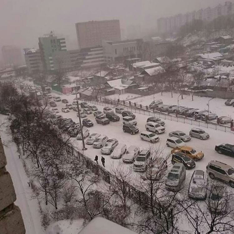 На Гоголя желтая машина не смогла заехать, движение встало