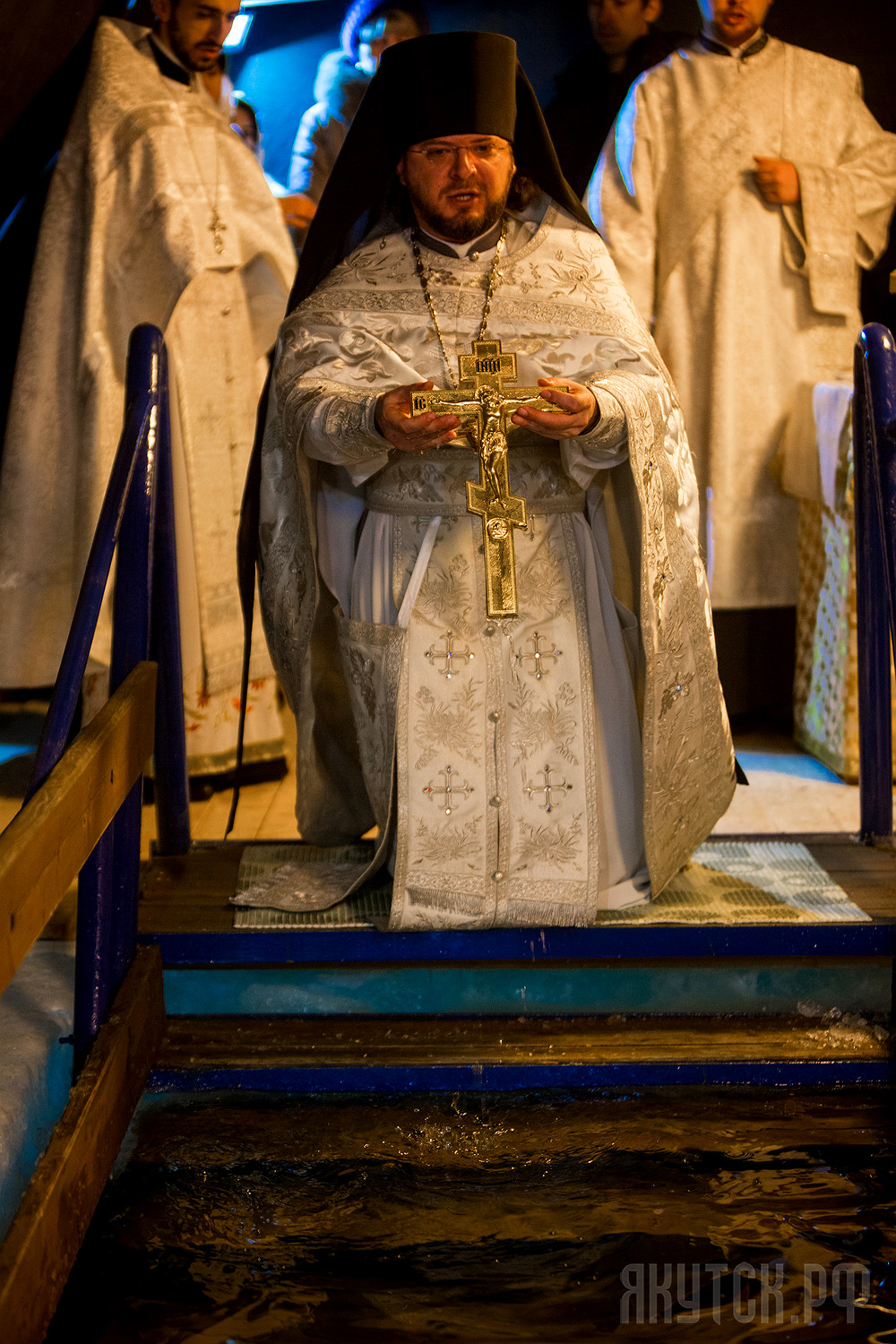 Жители Якутска окунулись в крещенскую купель несмотря на 40-градусные морозы