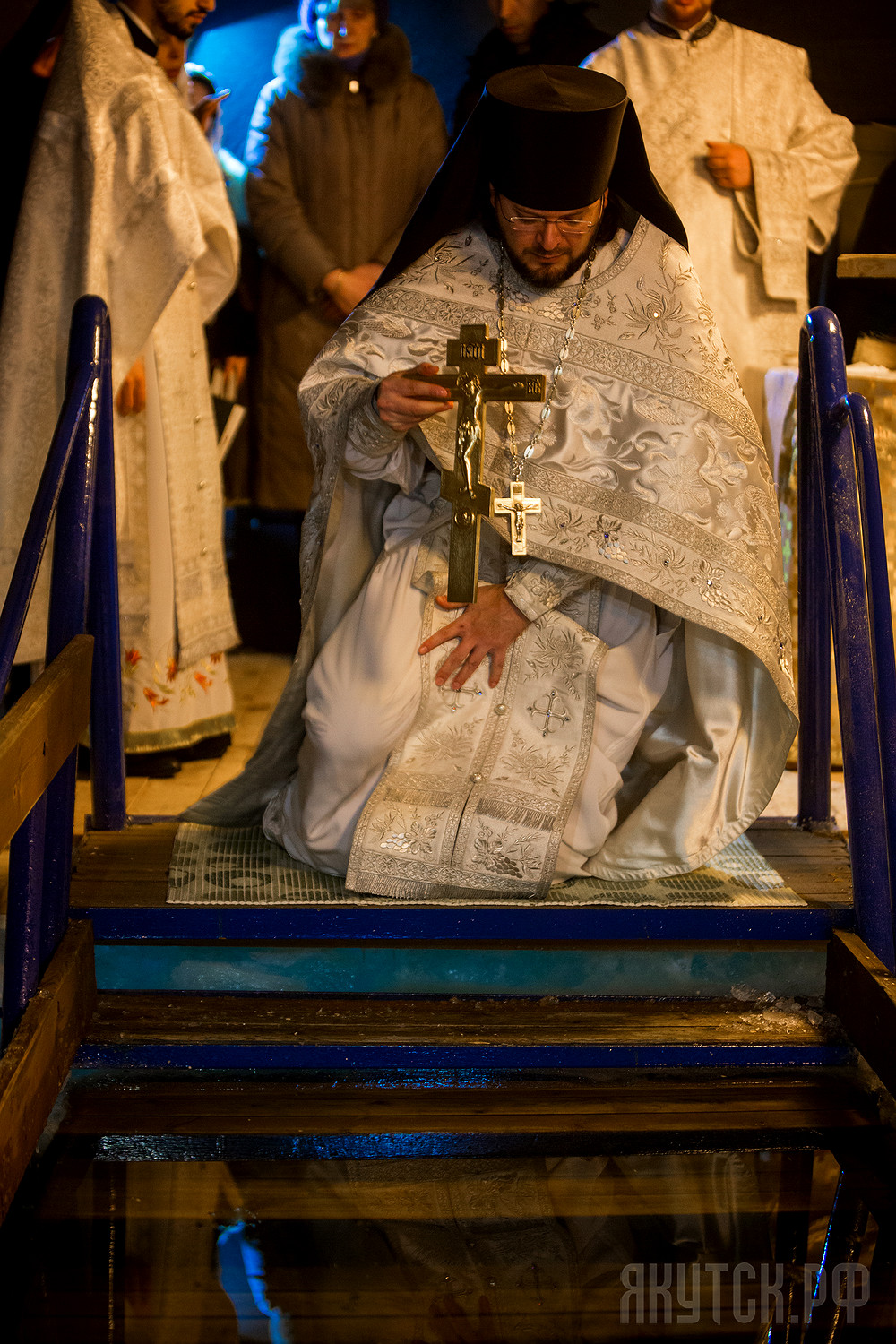 Жители Якутска окунулись в крещенскую купель несмотря на 40-градусные морозы