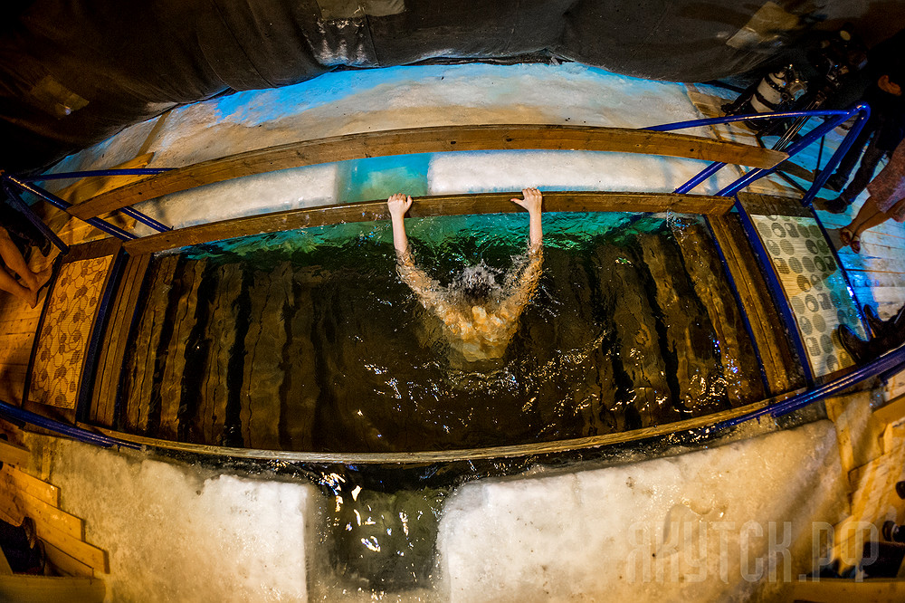 Жители Якутска окунулись в крещенскую купель несмотря на 40-градусные морозы