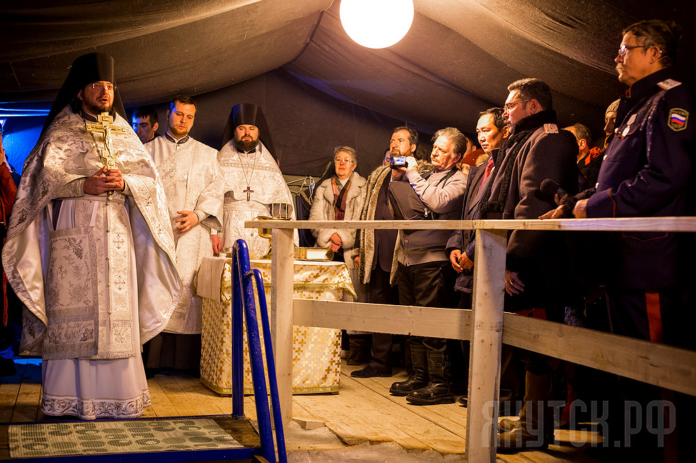 Жители Якутска окунулись в крещенскую купель несмотря на 40-градусные морозы