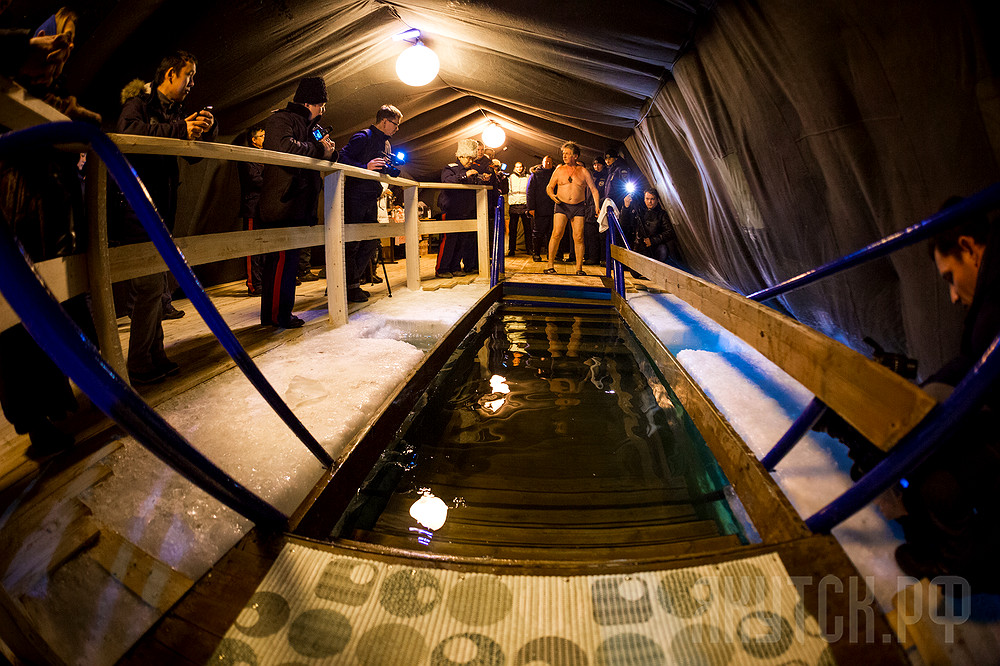 Жители Якутска окунулись в крещенскую купель несмотря на 40-градусные морозы