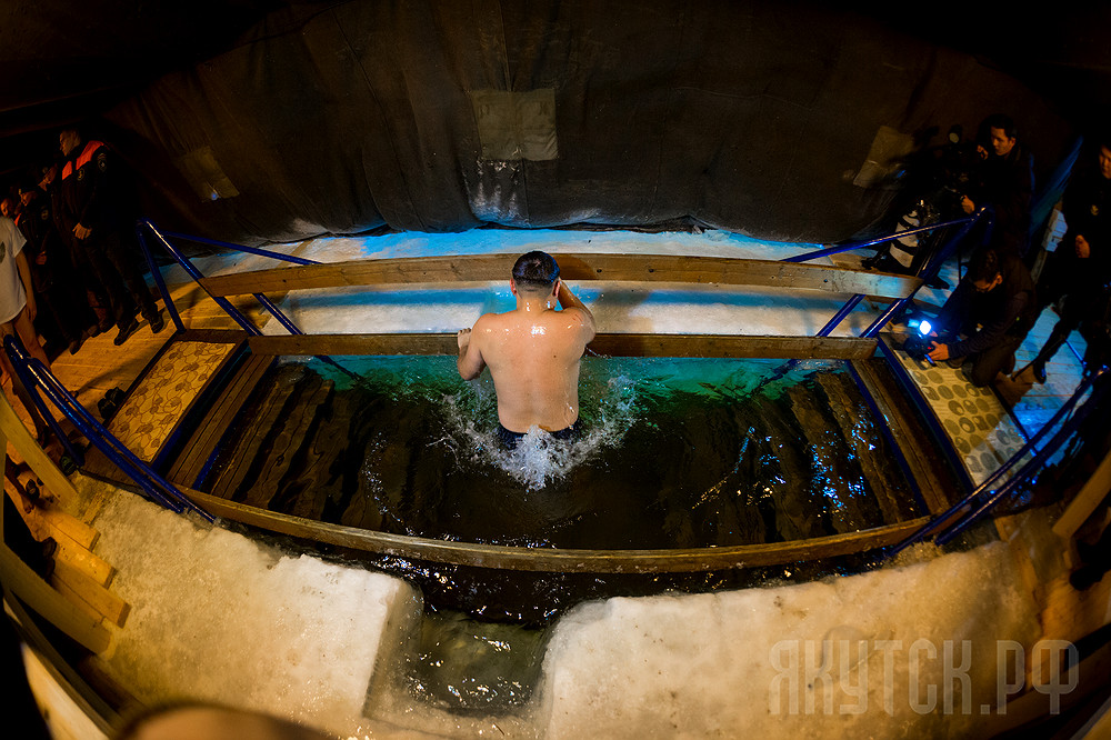 Жители Якутска окунулись в крещенскую купель несмотря на 40-градусные морозы