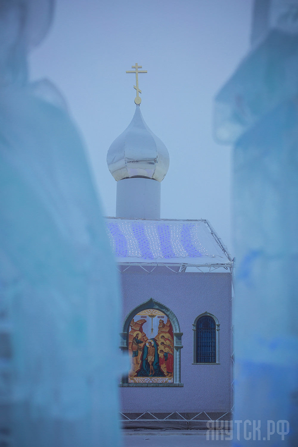 Жители Якутска окунулись в крещенскую купель несмотря на 40-градусные морозы