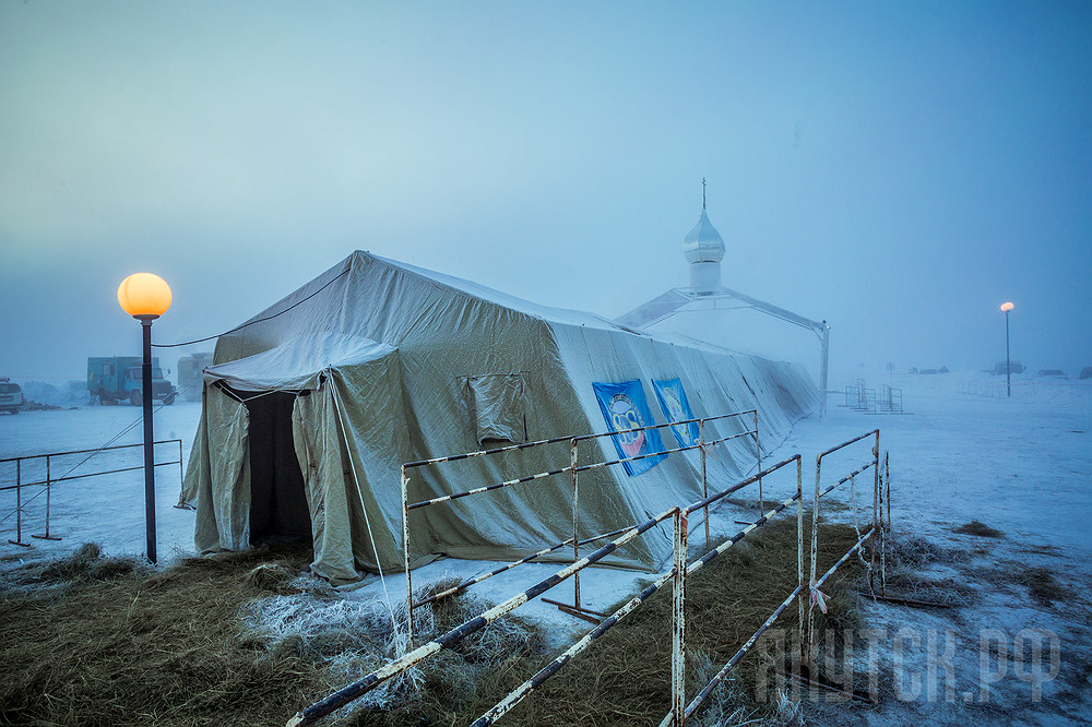 Жители Якутска окунулись в крещенскую купель несмотря на 40-градусные морозы