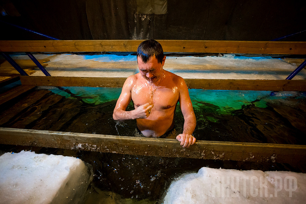 Жители Якутска окунулись в крещенскую купель несмотря на 40-градусные морозы