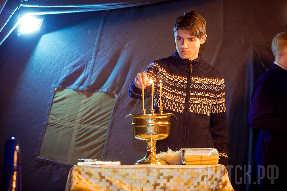 Жители Якутска окунулись в крещенскую купель несмотря на 40-градусные морозы