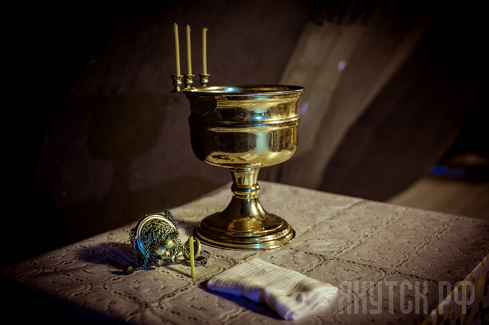 Жители Якутска окунулись в крещенскую купель несмотря на 40-градусные морозы