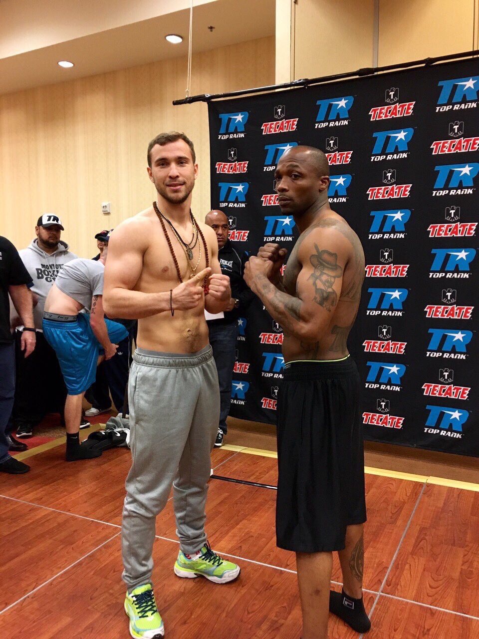 Боксеры на взвешивании