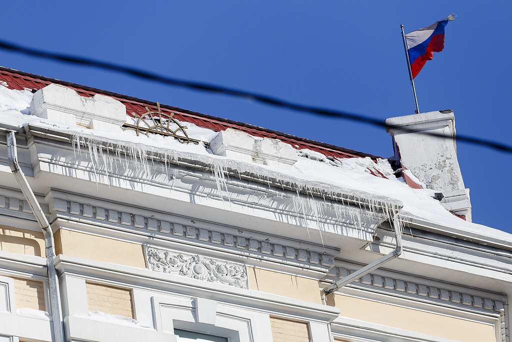 Сосульки на здании военного суда