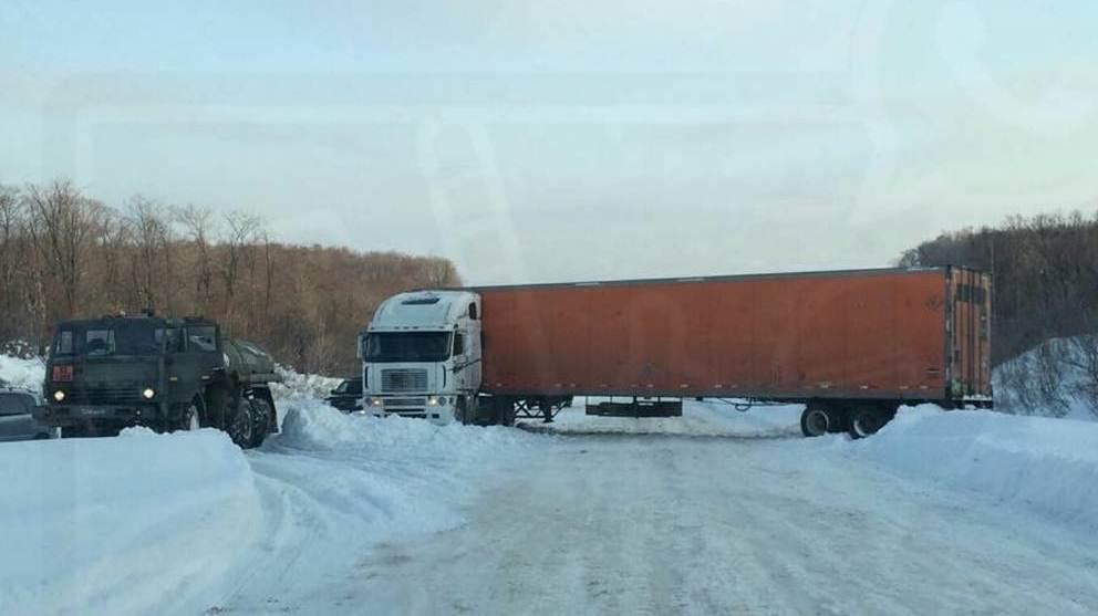 Фура перегородила съезд на объездную Уссурийска