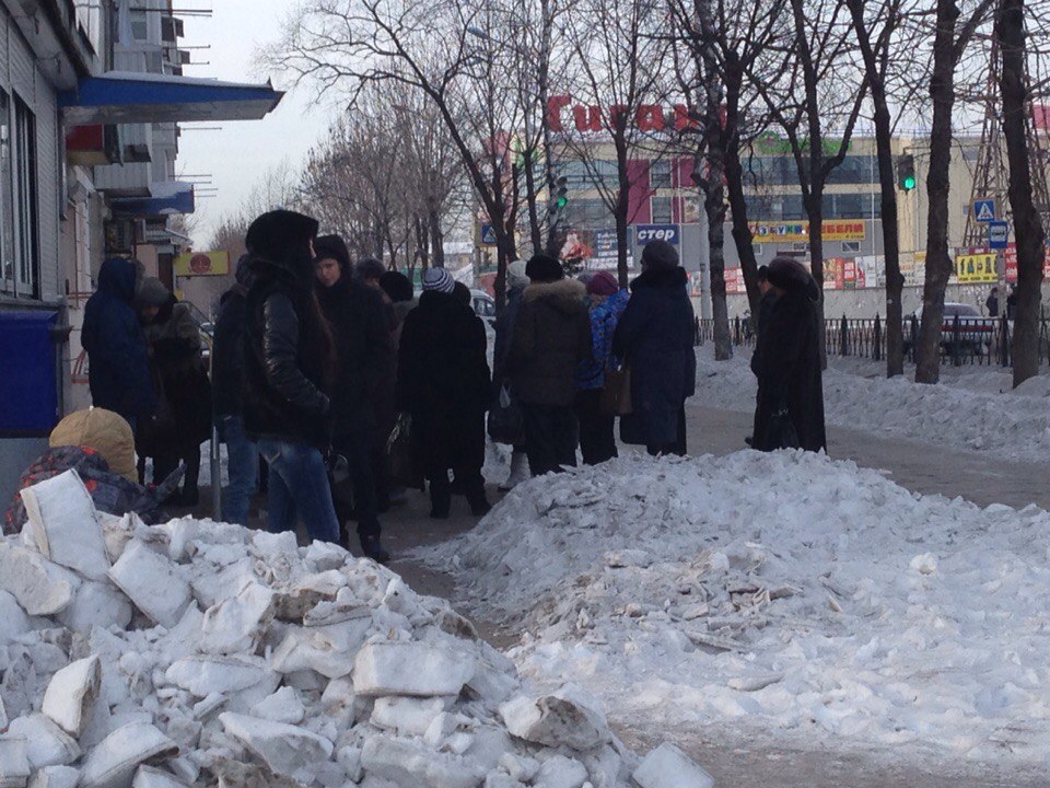 Предновогоднее столпотворение перед отделением Почты России в Биробиджане