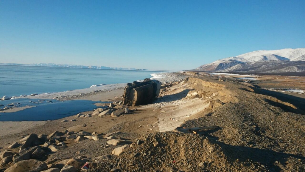КамАЗ с 10 тоннами мазута перевернулся на трассе в Магаданской области