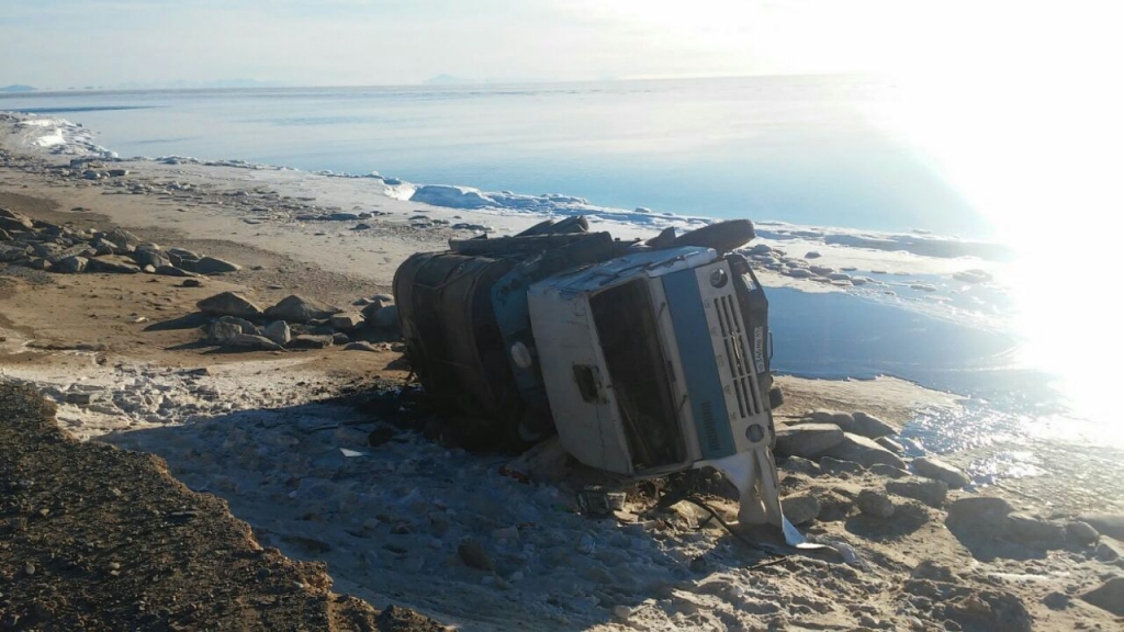 Автомашина "КамАЗ" с цистерной с 10 тоннами мазута перевернулась сегодня утром на 71 км территориальной дороги "Магадан – Балаганное – Талон"
