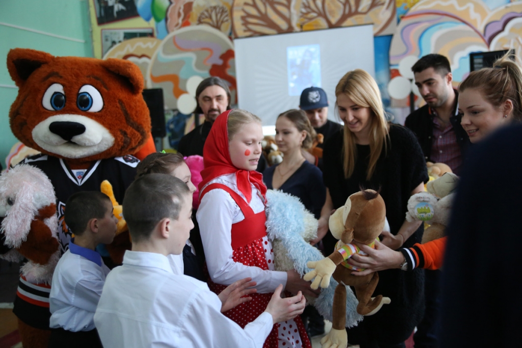 Представители хабаровского "Амура" передали первую часть игрушек, собранных на "Мишкопаде"