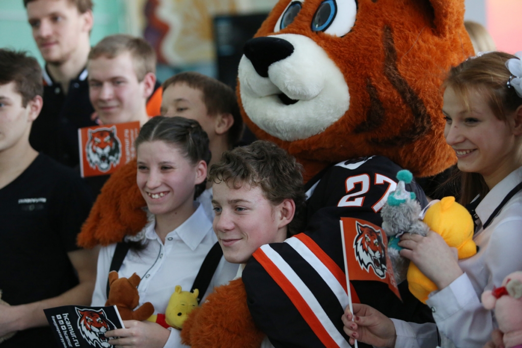 Представители хабаровского "Амура" передали первую часть игрушек, собранных на "Мишкопаде"