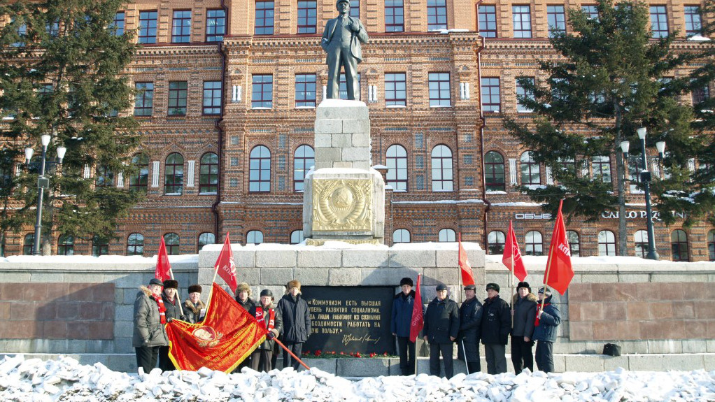 Коммунисты у памятника Ленина Сайт КПРФ