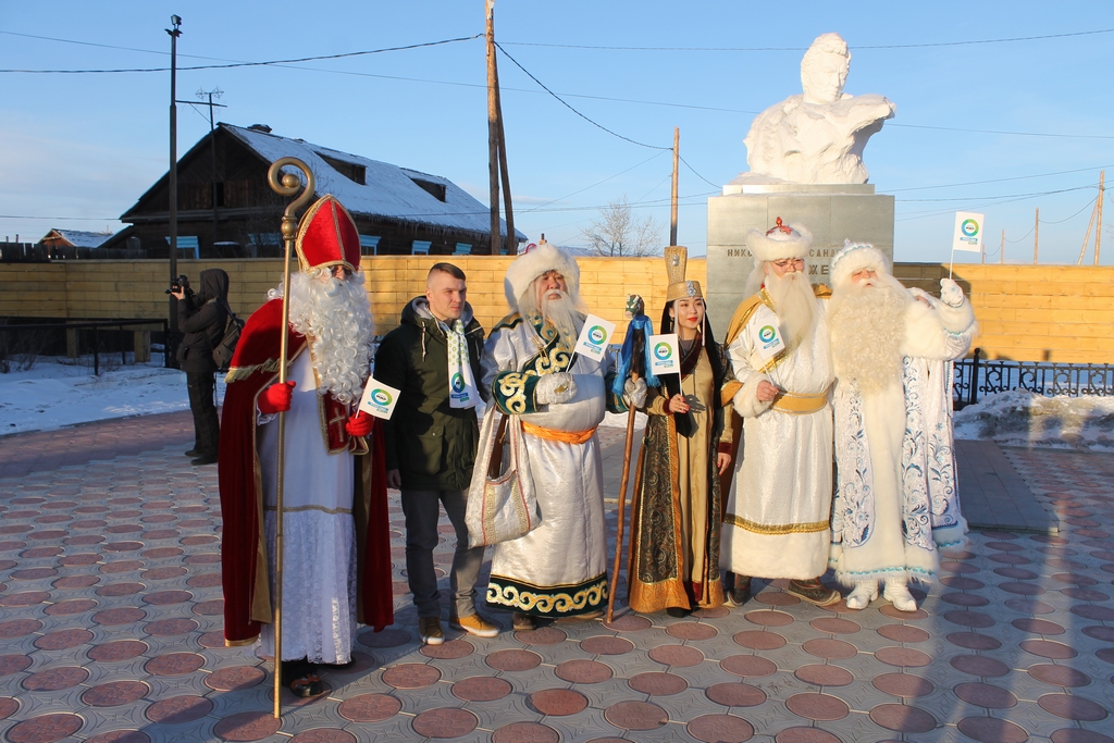 У памятника Бестужеву в Новоселенгинске