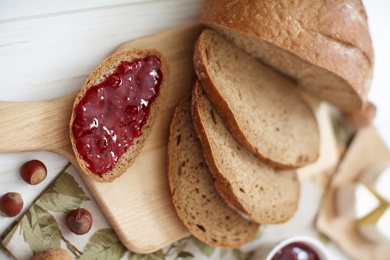 Ржаной хлеб с вареньем