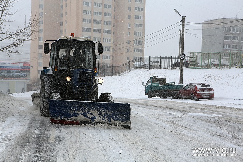 Техника убирает снег