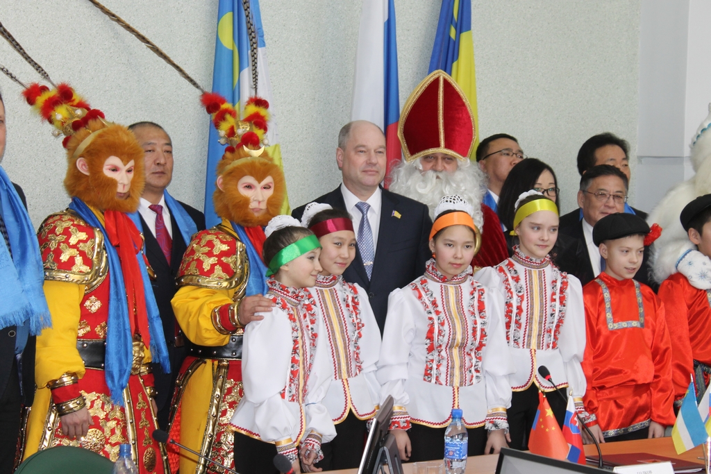 C иностранными персонажами новогоднего фольклора встретился мэр Улан-Удэ Василий Тараруев, UlanMedia