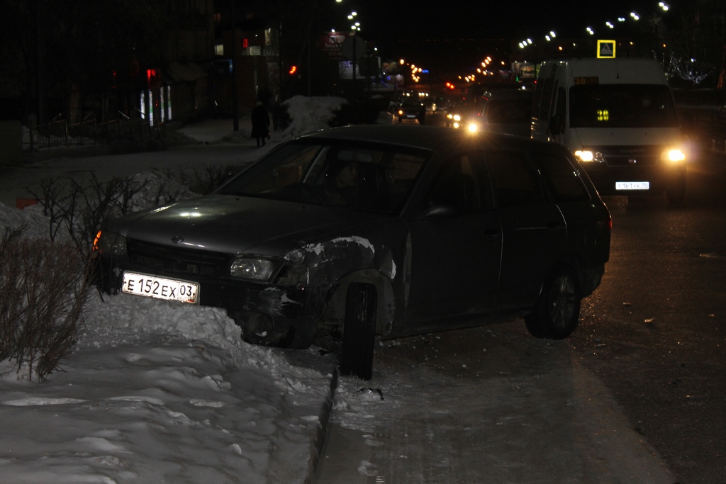 Более сильно пострадавший автомобиль