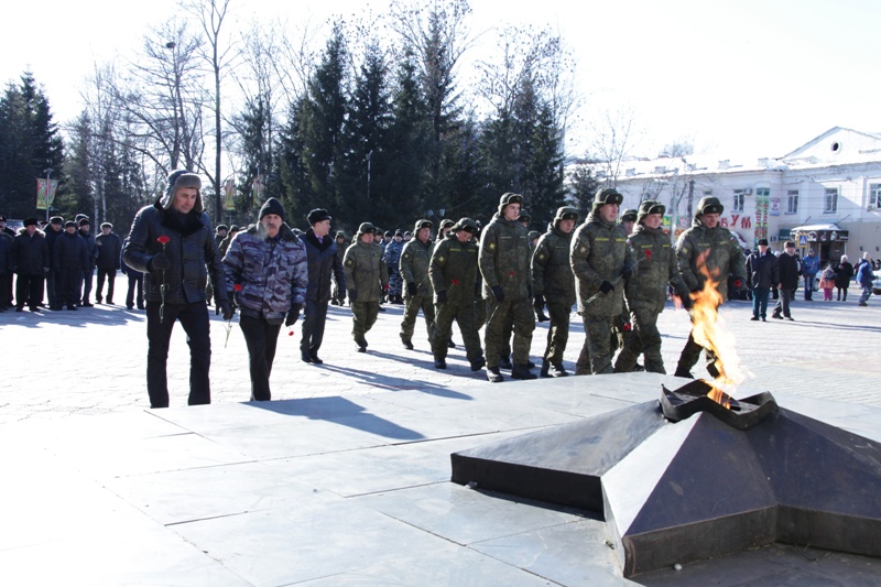 Возложение цветов к Вечному огню