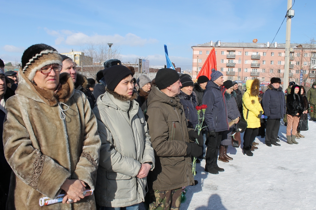 Горожане на памятном митинге