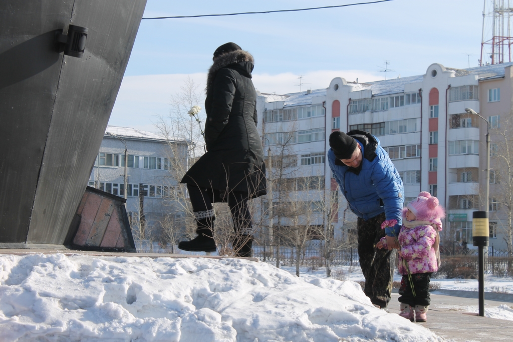 Уже после митинга какая-то семейная пара подошла возложить цветы
