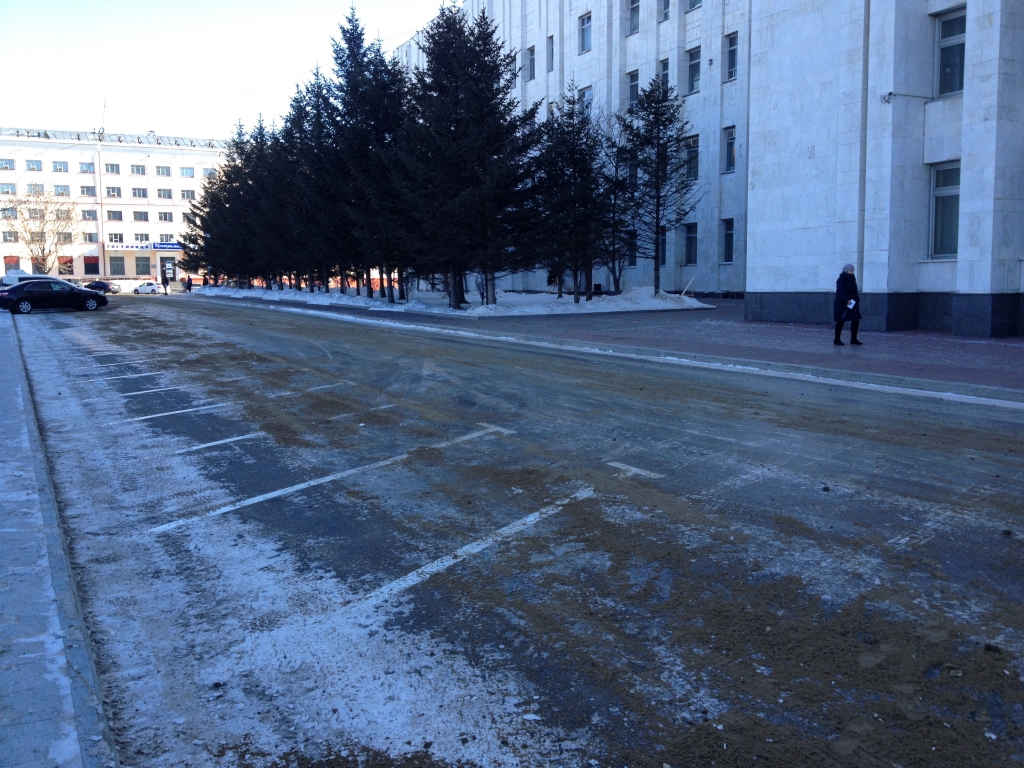 Ледяной накат на хабаровской площади Ленина посыпали реагентом - МинЖКХ  МинЖКХ